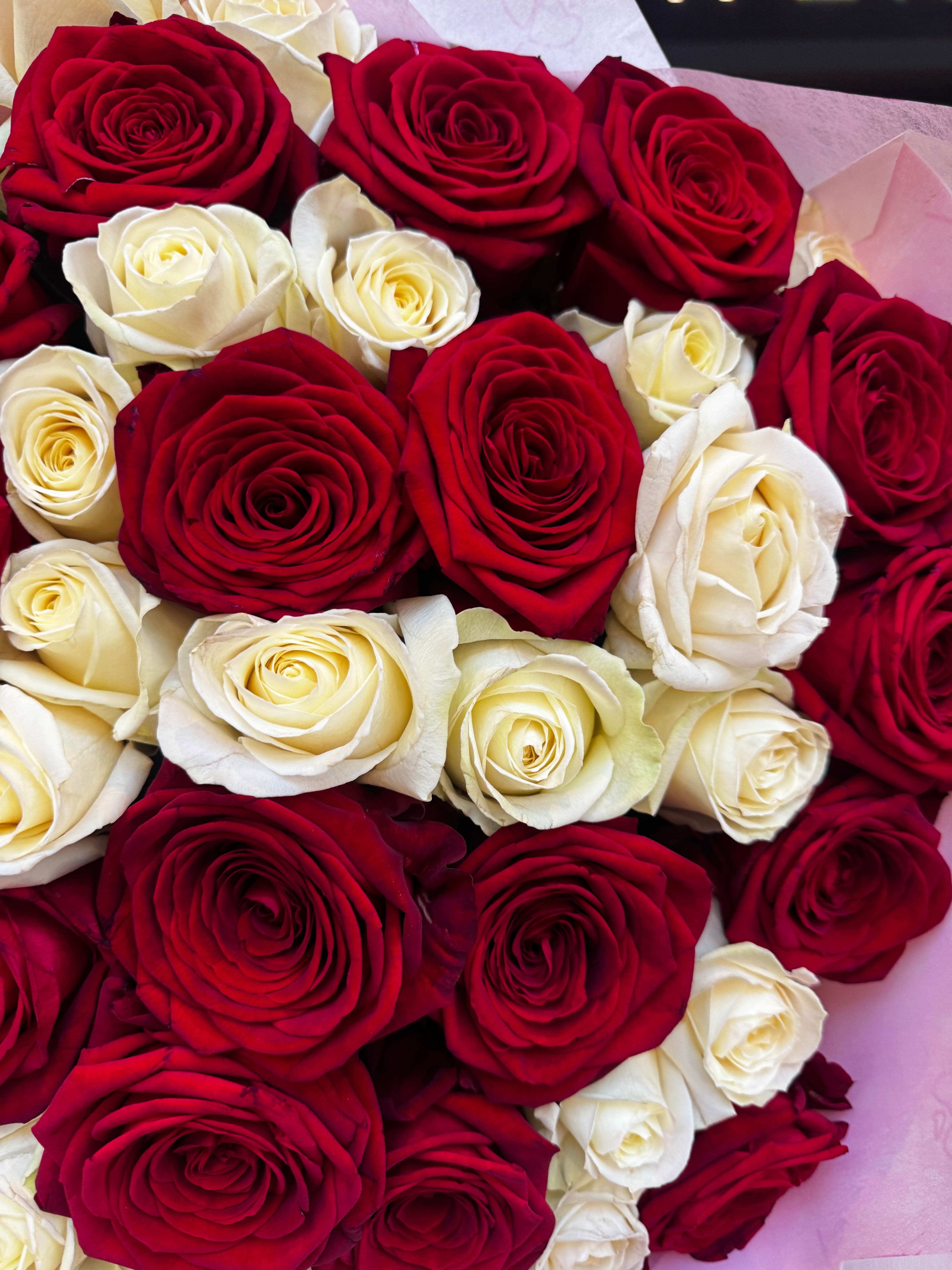 Kies Je Hoeveelheid - White and Red Roses