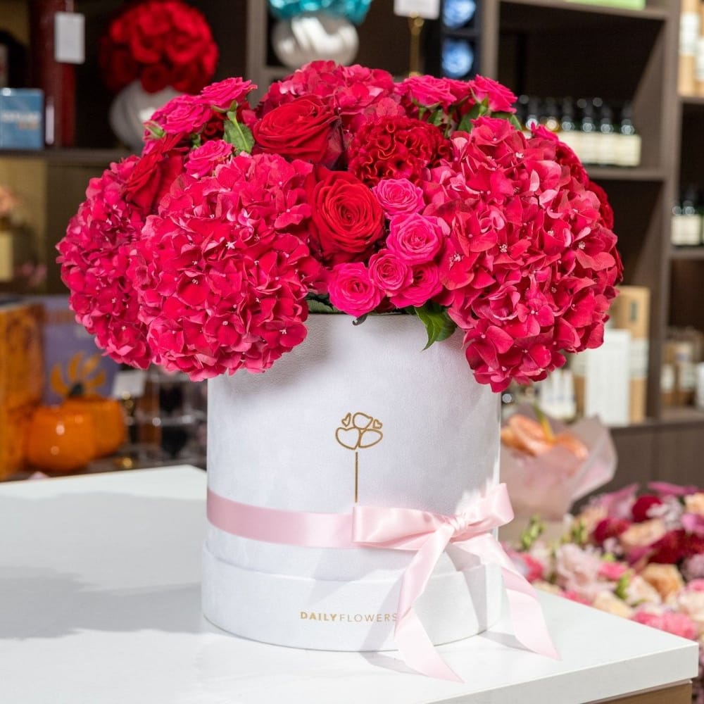 Red Hydrangea Romance blossom box Daily Flowers Amsterdam