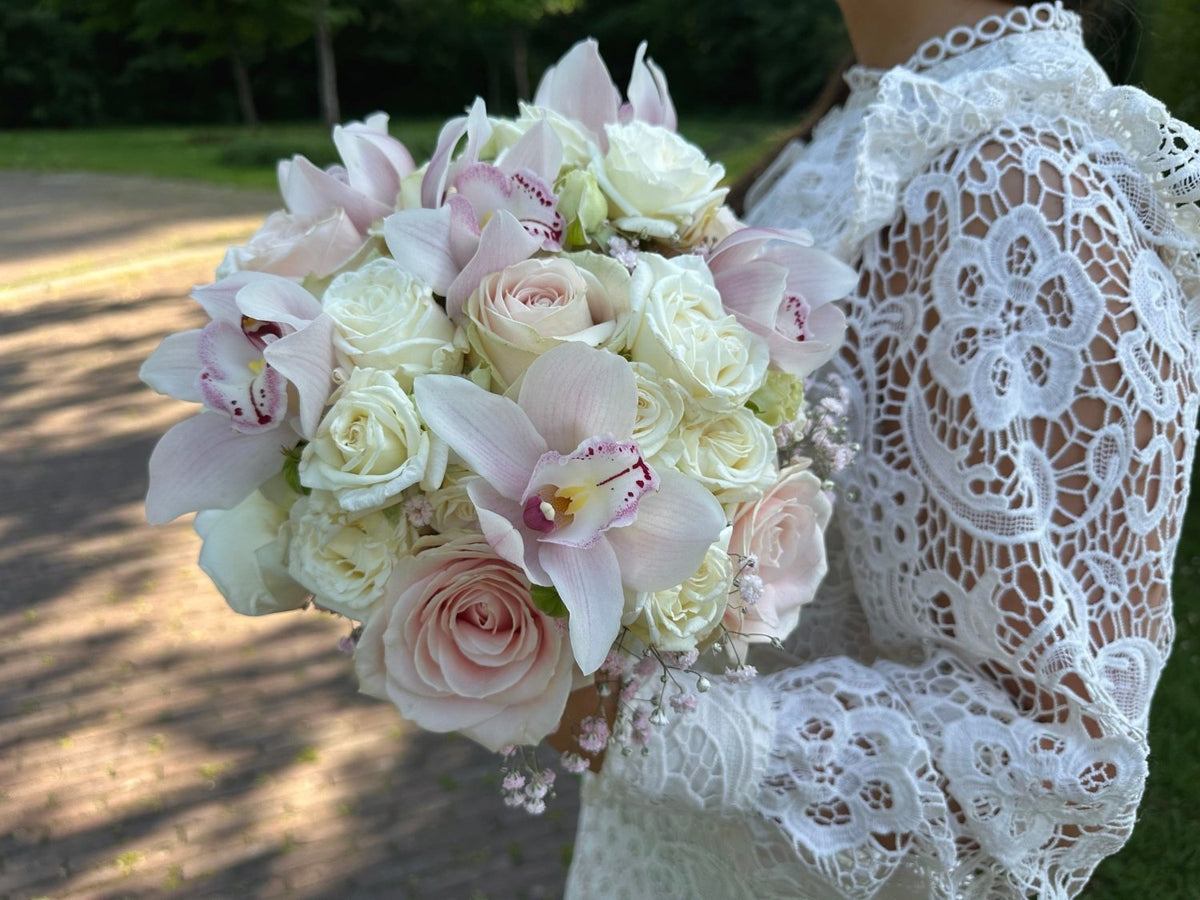 Bridal Whisper Of Love bouquet Daily Flowers Amsterdam