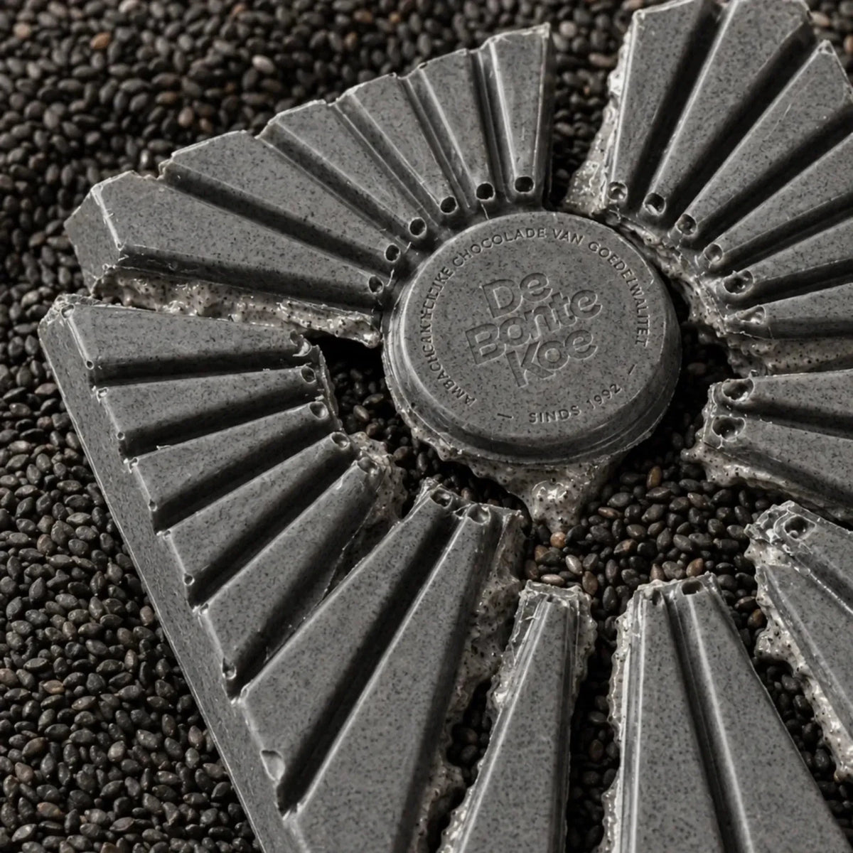 De Bonte Koe, Black Sesame white chocolate bar at Daily Flowers