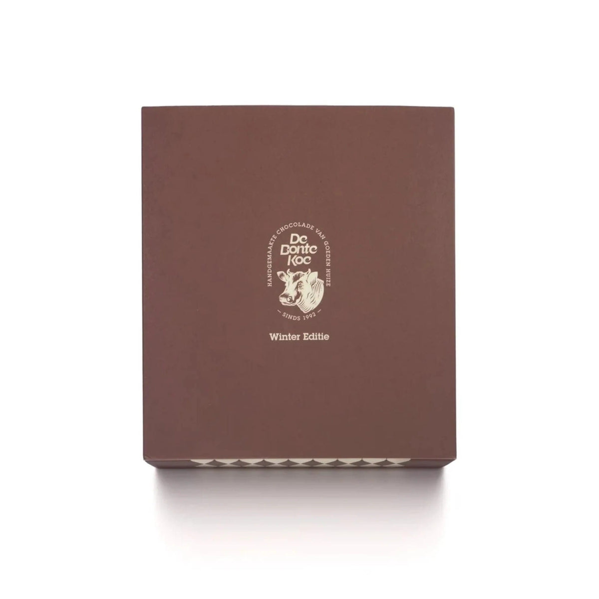 De Bonte Koe Letterbox Bonbons Winter Edition: closed brown letterbox gift box with De Bonte Koe logo