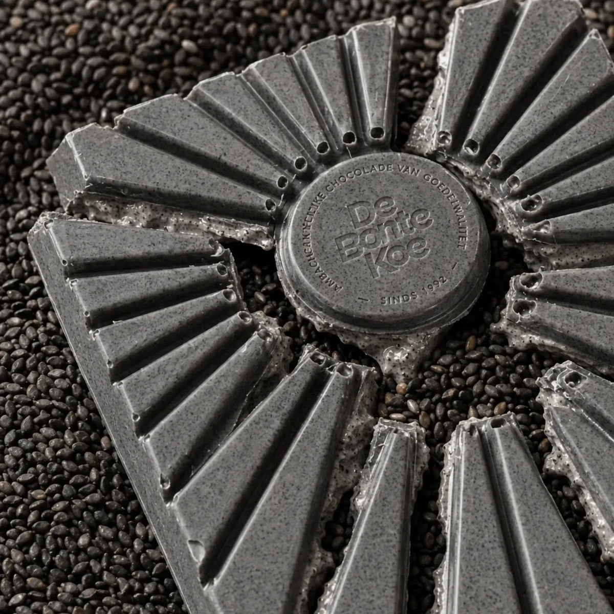 De Bonte Koe, Black Sesame white chocolate bar at Daily Flowers