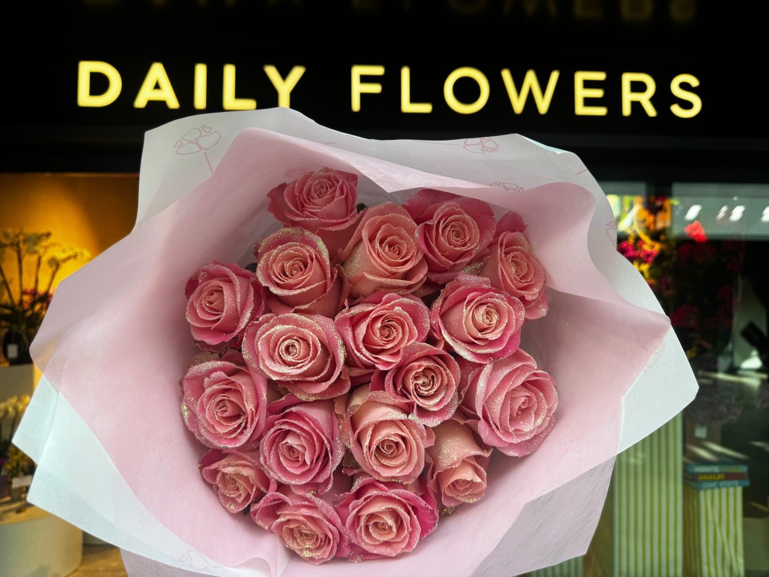 Pink glitter roses bouquet Daily Flowers Amsterdam