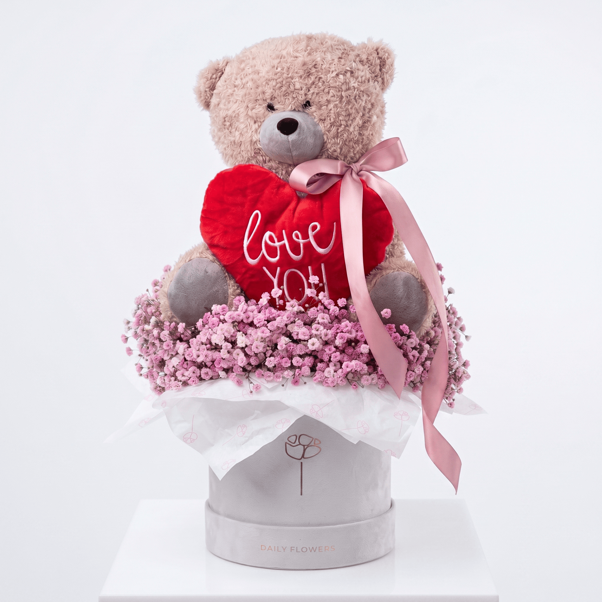 Beige teddybeer met rood Love You hart in Daily Flowers hatbox met roze gipskruid