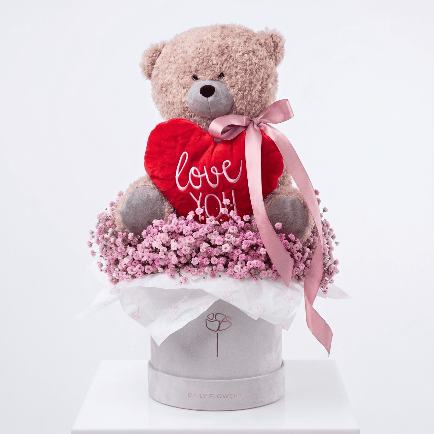 Beige teddybeer met rood Love You hart in Daily Flowers hatbox met roze gipskruid