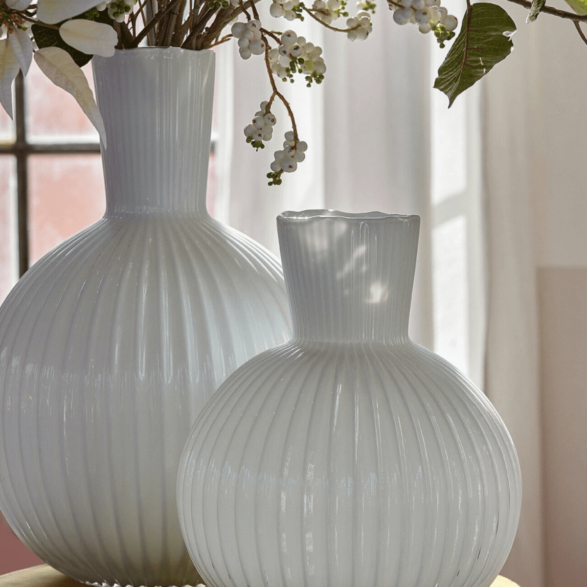 White Ampolla flower vase detail