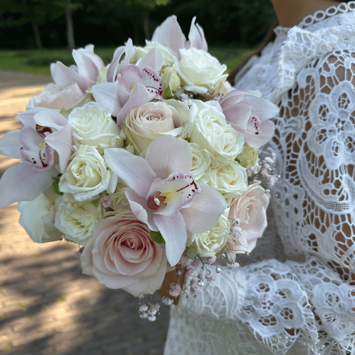Wedding Flowers in Bloom: Choosing Your Summer Bridal Palette 💒
