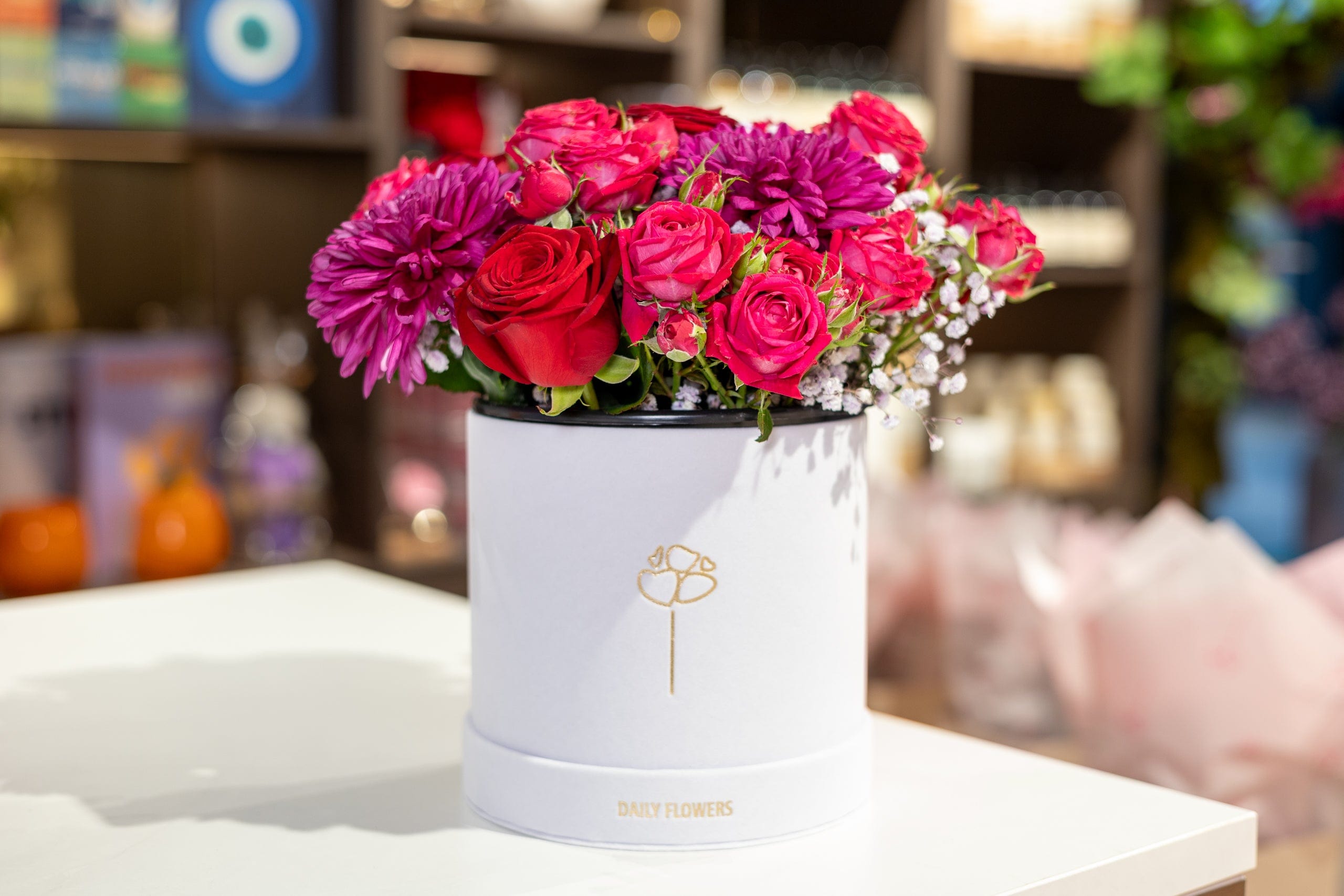 Bloemen in hoedendoos - Chic Burgundy Beauty