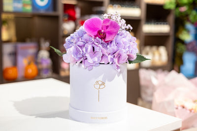 Hydrangea Lavender Love flowers in a hat box Daily Flowers Amsterdam