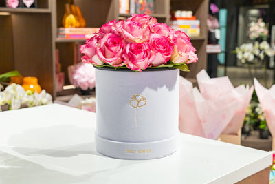 Pink roses in hat box Daily Flowers Amsterdam