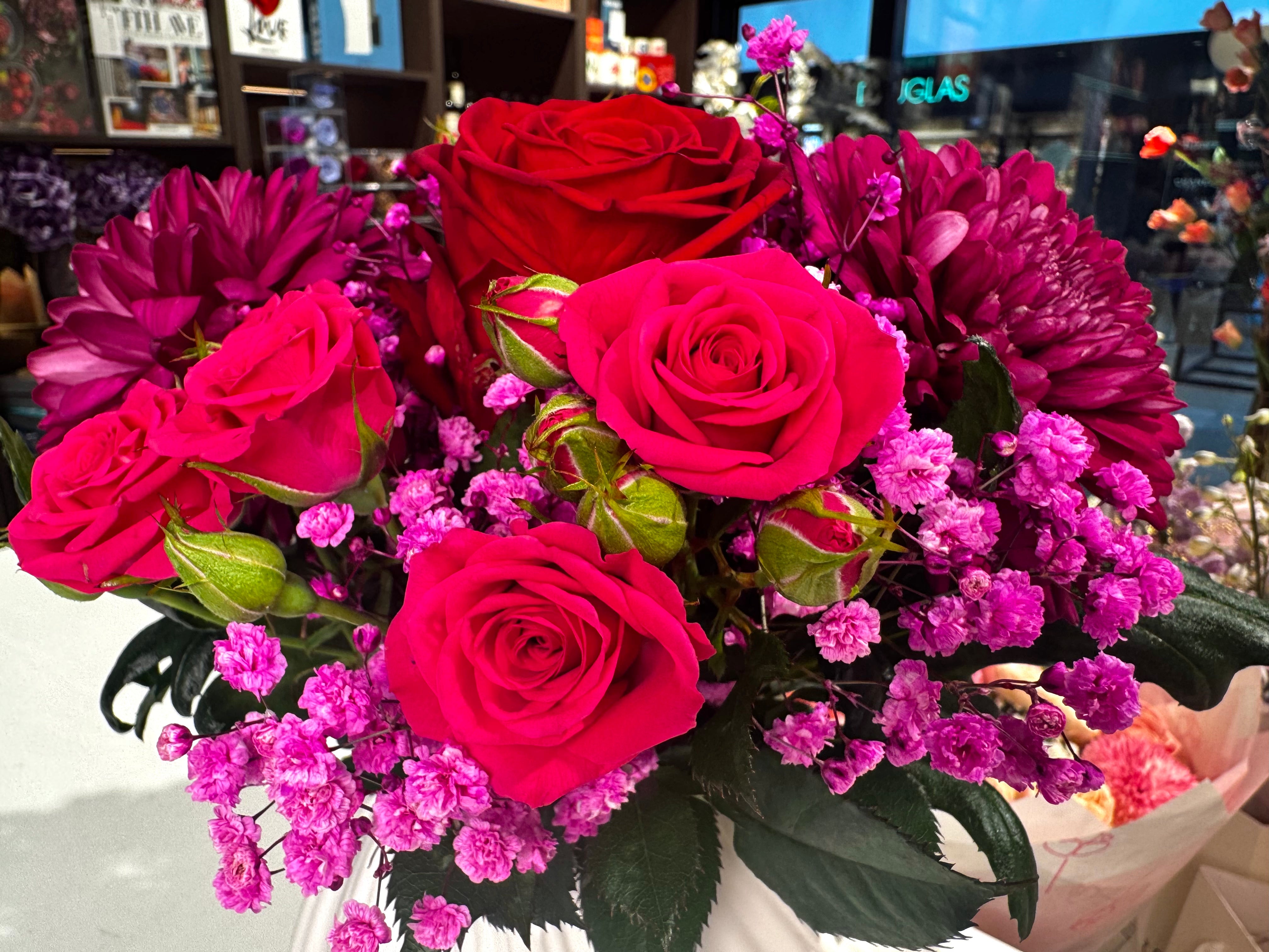 Chic burgundy beauty - deluxe table arrangement