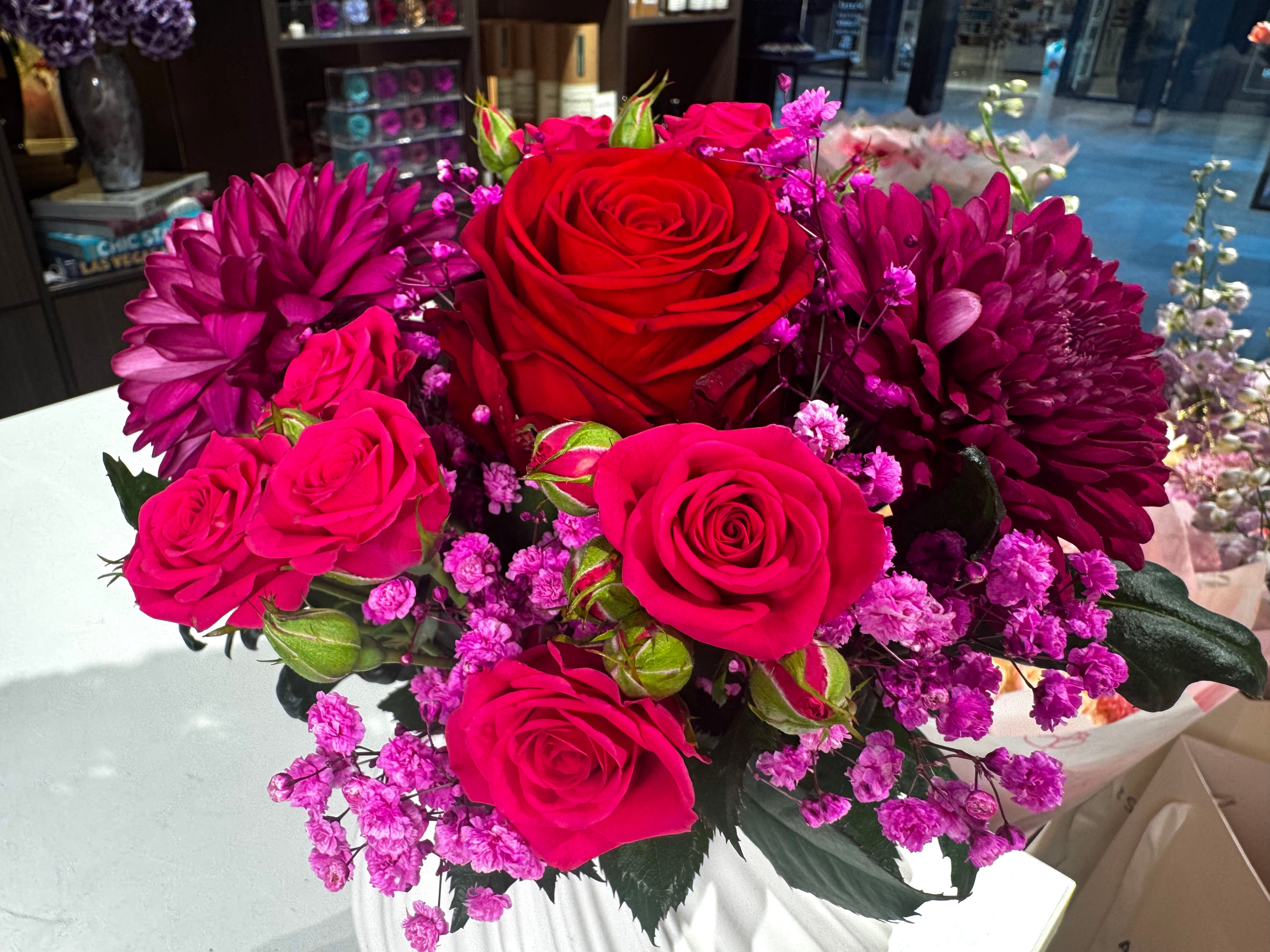 Chic burgundy beauty - deluxe table arrangement