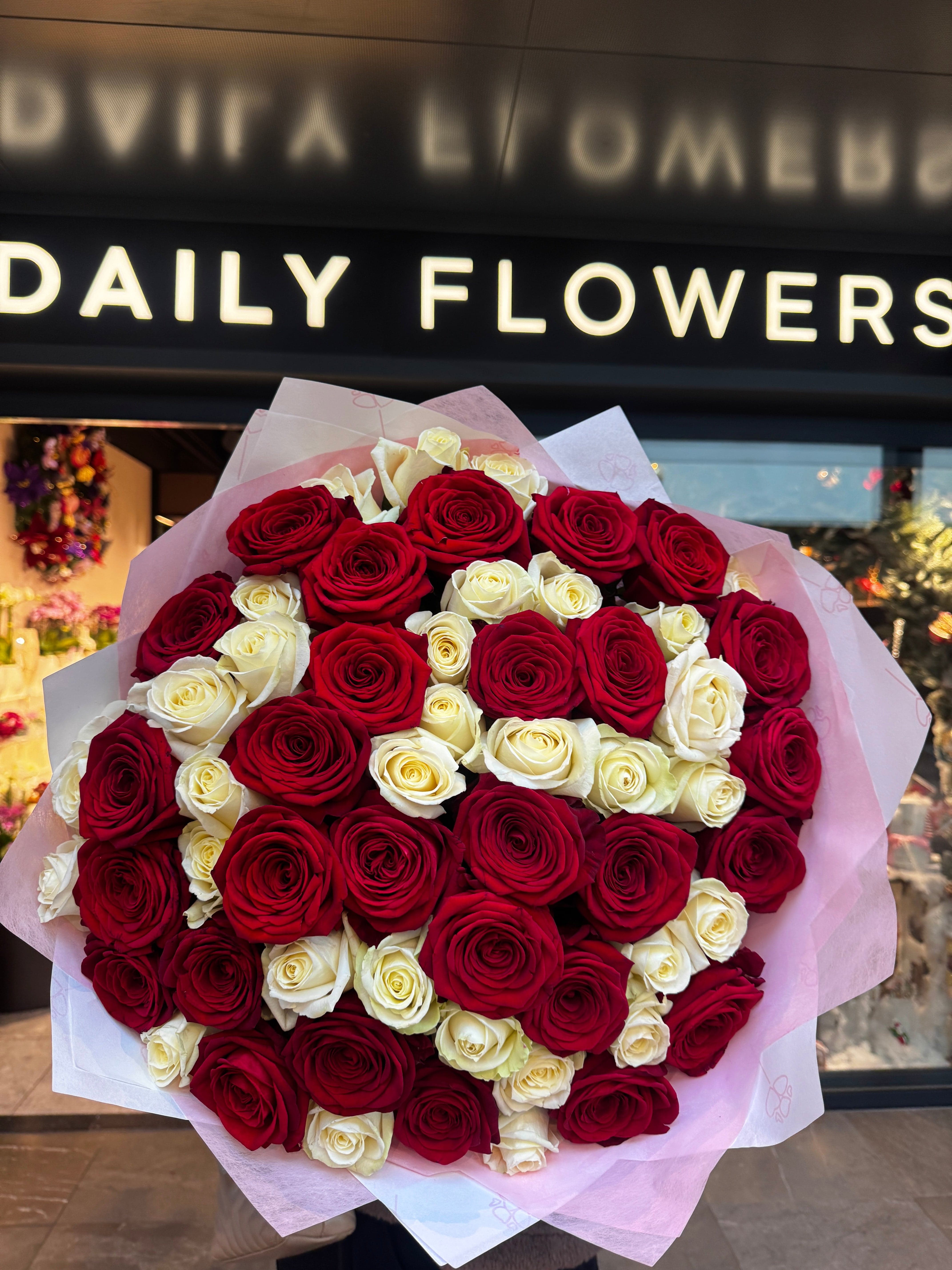 Kies Je Hoeveelheid - White and Red Roses