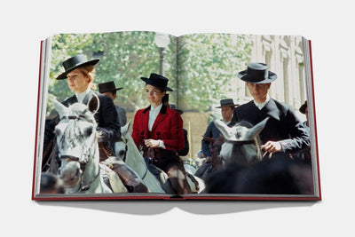 Assouline Sevilla Arte open book pages