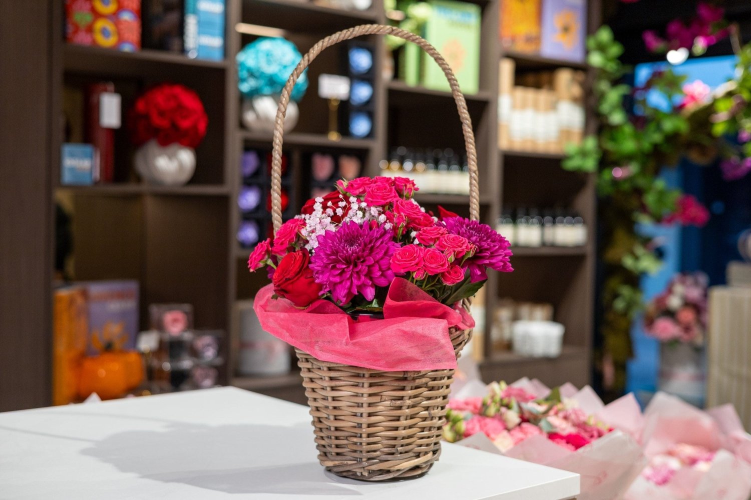 Chic Burgundy Beauty blossom basket Daily Flowers Amsterdam