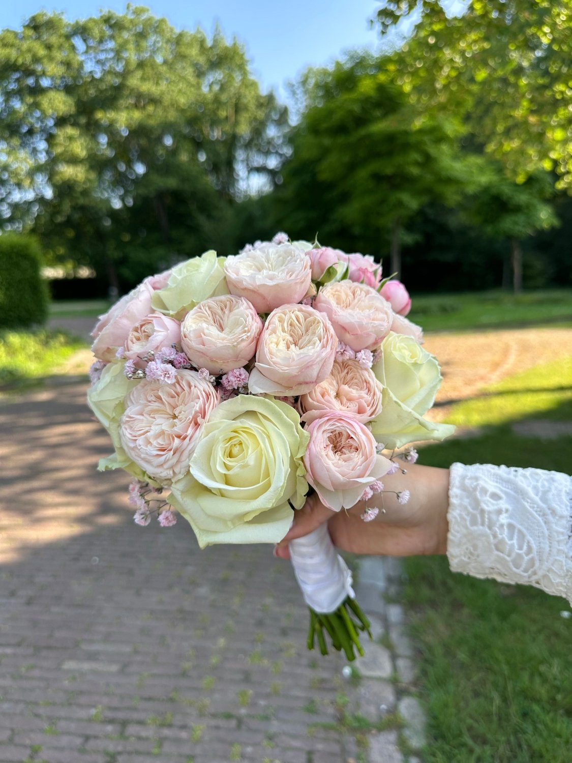 Pastel Princess Bride bridal bouquet close-up Daily Flowers Amsterdam
