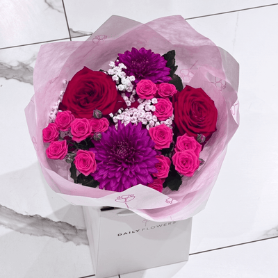 Chic Burgundy Beauty, Mini bouquet with roses by Daily Flowers
