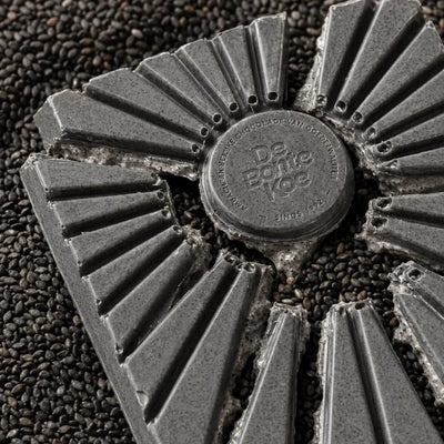 De Bonte Koe, Black Sesame white chocolate bar at Daily Flowers
