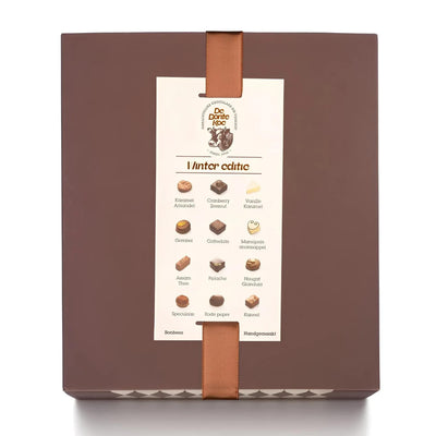 De Bonte Koe Letterbox Bonbons Winter Edition: brown gift box with copper ribbon and card showing the 12 winter flavours