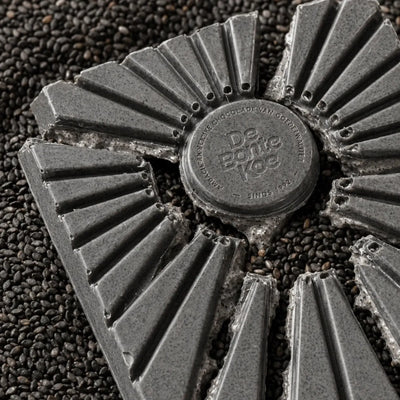 De Bonte Koe, Black Sesame white chocolate bar at Daily Flowers