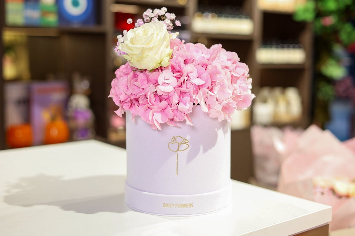 Hydrangea Pink Elegance flowers in a hat box Daily Flowers Amsterdam