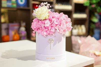 Hydrangea Pink Elegance flowers in a hat box Daily Flowers Amsterdam