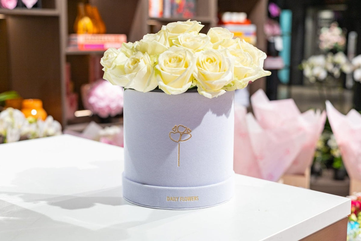 White roses in hat box Daily Flowers Amsterdam