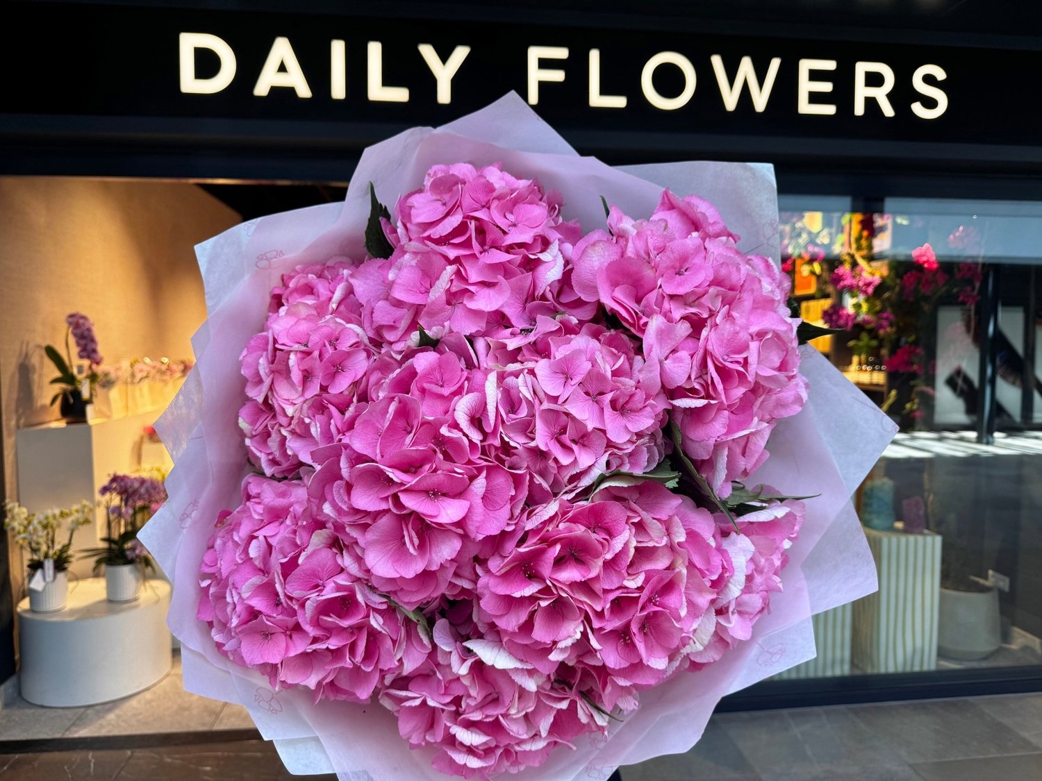 Pink hydrangea bouquet Daily Flowers Amsterdam