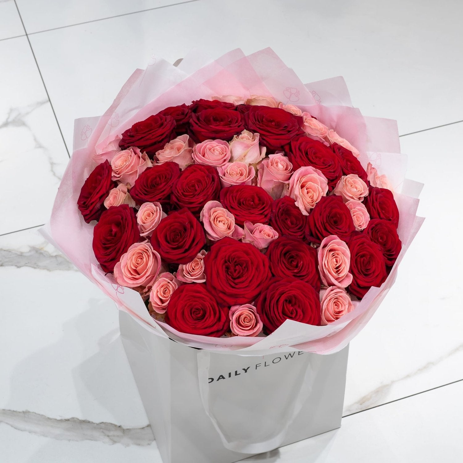 Red and pink roses bouquet Daily Flowers Amsterdam
