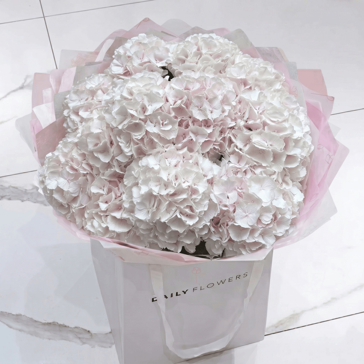 Soft pink hydrangea bouquet Verena Sweet Daily Flowers Amsterdam