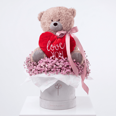 Beige teddybeer met rood Love You hart in Daily Flowers hatbox met roze gipskruid
