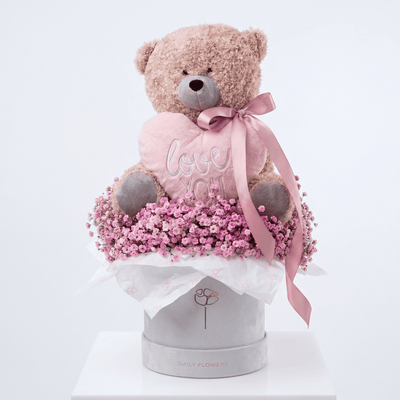 Roze teddybeer met Love You hart in Daily Flowers hatbox met roze gipskruid
